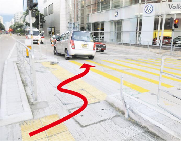 肇事私家車轉入九龍灣宏照道,「S形」穿過安全島並撞毁欄杆,再越過對面線,迎頭撞向的士。(蔡方山攝) 肇事私家車轉入九龍灣宏照道,「S形」穿過安全島並撞毁欄杆,再越過對面線,迎頭撞向的士。(蔡方山攝)