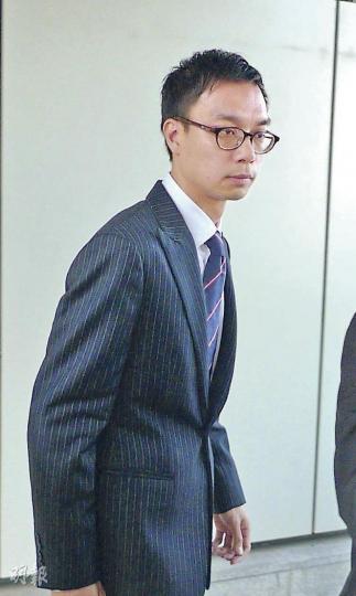 星展銀行客戶服務經理黃偉業(圖)評估客戶郝婷的背景,認為可承受中度風險,向她推銷accumulator。(何偉畧攝) 星展銀行客戶服務經理黃偉業(圖)評估客戶郝婷的背景,認為可承受中度風險,向她推銷accumulator。(何偉畧攝)