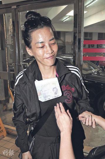 呂少玲忙於打點母親的身後事,情緒顯得恍惚的她更將母親的身分證副本掛在頸上。(攝影/記者:梁迺楠) 呂少玲忙於打點母親的身後事,情緒顯得恍惚的她更將母親的身分證副本掛在頸上。(攝影/記者:梁迺楠)