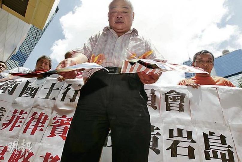 香港保衛國土行動委員會昨日到菲律賓駐港總領事館示威,該會成員曾健成(前)焚燒紙製的菲律賓和美國國旗。(李紹昌攝) 香港保衛國土行動委員會昨日到菲律賓駐港總領事館示威,該會成員曾健成(前)焚燒紙製的菲律賓和美國國旗。(李紹昌攝)