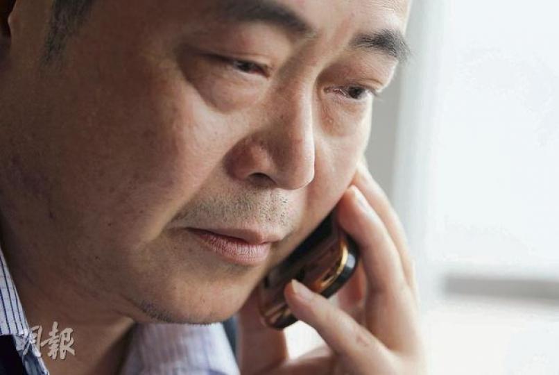 黃琦入獄期間被打至腦萎縮,影響聽覺,接聽申冤電話時音量要調得特別大,記者清楚聽到,話筒中傳出一名90歲老人的哭喊聲音,每日處理無數冤案的黃琦不禁眼泛淚光。(明報記者攝) 黃琦和義工每天坐鎮六四天網辦公室,24小時接收數以百計申冤電話、電郵。黃琦說,每天只能核實5%至10%個案,然後向外發布。(明報記者攝) 現年49歲的黃琦(左)出獄後到醫院檢驗,證實患上急進性腎炎,醫生指此病死亡率極高。但黃琦說,自己「不是進地獄,就是進監獄」,希望多捱一兩年。(明報記者攝) 去年出獄後,黃琦驗出患有嚴重腎炎,可 黃琦入獄期間被打至腦萎縮,影響聽覺,接聽申冤電話時音量要調得特別大,記者清楚聽到,話筒中傳出一名90歲老人的哭喊聲音,每日處理無數冤案的黃琦不禁眼泛淚光。(明報記者攝) 黃琦和義工每天坐鎮六四天網辦公室,24小時接收數以百計申冤電話、電郵。黃琦說,每天只能核實5%至10%個案,然後向外發布。(明報記者攝) 現年49歲的黃琦(左)出獄後到醫院檢驗,證實患上急進性腎炎,醫生指此病死亡率極高。但黃琦說,自己「不是進地獄,就是進監獄」,希望多捱一兩年。(明報記者攝) 去年出獄後,黃琦驗出患有嚴重腎炎,可