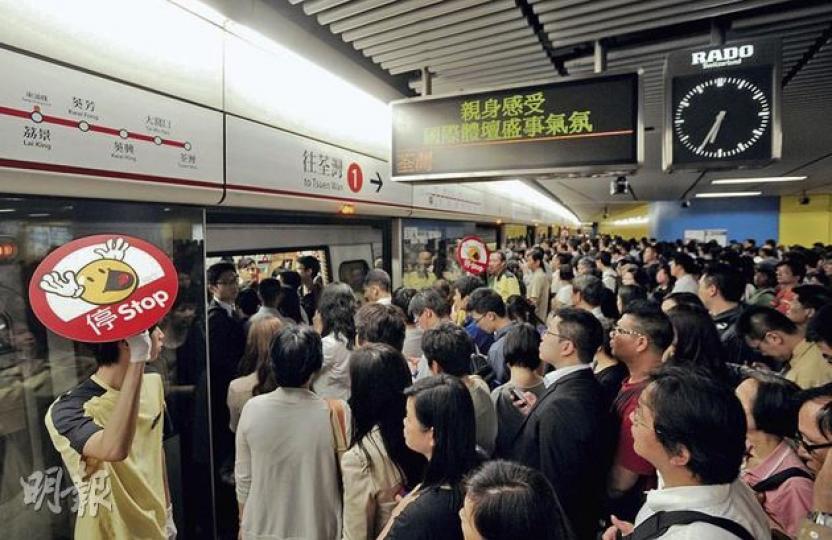 港島線的轉車站金鐘於上下班繁忙時段,經常出現人迫人情况,政府再把20年前提出過的北港島線構思提上議程,諮詢否需要興建,以紓緩港島線的壓力。(余俊亮攝) 運輸及房屋局副局長邱誠武表示,今年底會展開《鐵路發展策略》第二階段公眾諮詢,屆時會把北港島線、南港島線(西段)等市區鐵路納入諮詢。(陳淑安攝) 港島線的轉車站金鐘於上下班繁忙時段,經常出現人迫人情况,政府再把20年前提出過的北港島線構思提上議程,諮詢否需要興建,以紓緩港島線的壓力。(余俊亮攝) 運輸及房屋局副局長邱誠武表示,今年底會展開《鐵路發展策略》第二階段公眾諮詢,屆時會把北港島線、南港島線(西段)等市區鐵路納入諮詢。(陳淑安攝)