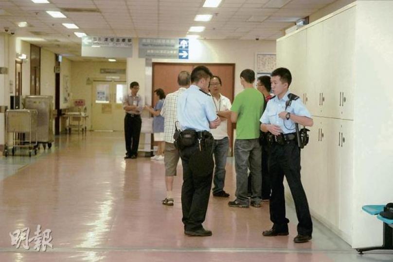 天水圍兩夫婦昨凌晨相約一起自殺,妻子雖懸崖勒馬及時報警及把丈夫送院急救,但她旋即因涉嫌協助及教唆他人自殺被捕。圖為元朗重案組探員在醫院向男女事主親友了解事件。(楊嘉欣攝) 天水圍兩夫婦昨凌晨相約一起自殺,妻子雖懸崖勒馬及時報警及把丈夫送院急救,但她旋即因涉嫌協助及教唆他人自殺被捕。圖為元朗重案組探員在醫院向男女事主親友了解事件。(楊嘉欣攝)