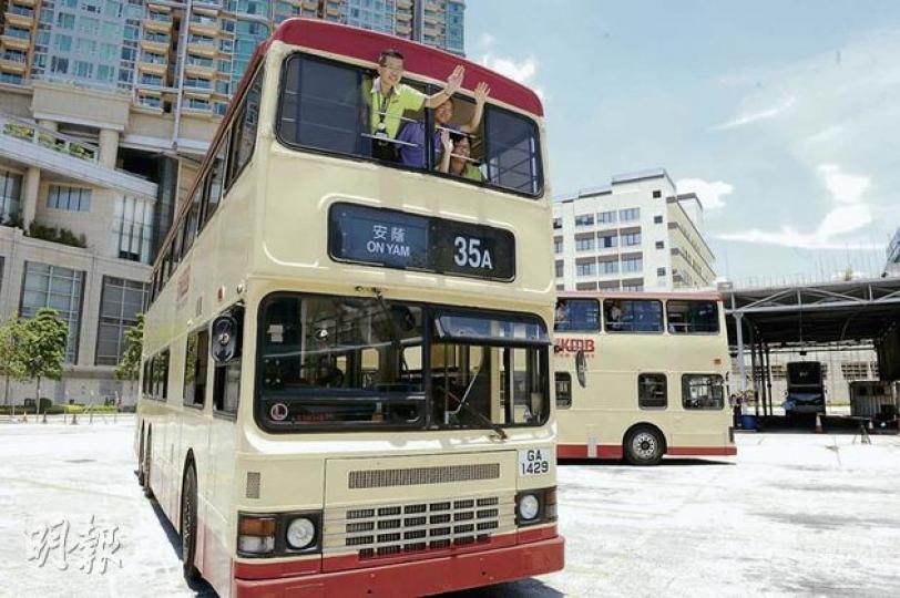 曾駕駛「熱狗巴」的車長和維修技工於「丹尼士巨龍」「熱狗巴」上留影。他們都坦言對非空調巴士退役感到不捨,但在時代進步下是大勢所趨。(劉焌陶攝) 「熱狗巴」下層車廂中通風口,一度被用作出風口,於巴士停車時出風,為車廂內乘客散熱,但後來因有乘客投訴散熱器太嘈吵被停用。(劉焌陶攝) 當晚負責駕駛最後一班16號線「熱狗巴」的26歲車長黃煒基表示,自己也是巴士迷,對於可與港人一同見證歷史感榮幸,「是人生難忘的一日」。(劉焌陶攝) 曾駕駛「熱狗巴」的車長和維修技工於「丹尼士巨龍」「熱狗巴」上留影。他們都坦言對非空調巴士退役感到不捨,但在時代進步下是大勢所趨。(劉焌陶攝) 「熱狗巴」下層車廂中通風口,一度被用作出風口,於巴士停車時出風,為車廂內乘客散熱,但後來因有乘客投訴散熱器太嘈吵被停用。(劉焌陶攝) 當晚負責駕駛最後一班16號線「熱狗巴」的26歲車長黃煒基表示,自己也是巴士迷,對於可與港人一同見證歷史感榮幸,「是人生難忘的一日」。(劉焌陶攝)