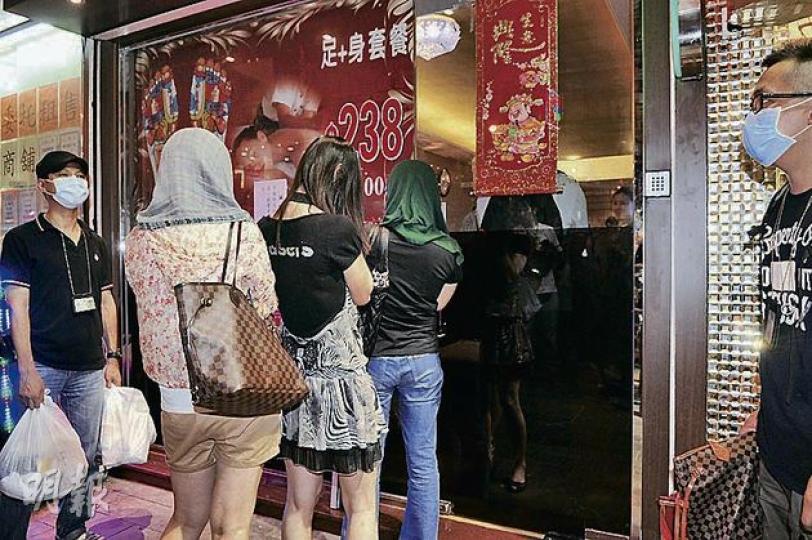 警方油尖特別職務隊在上海街一帶掃蕩多間無牌按摩院,並拘捕多名女子。(衛永康攝) 警方油尖特別職務隊在上海街一帶掃蕩多間無牌按摩院,並拘捕多名女子。(衛永康攝)