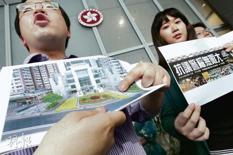 民陣警權組召集人陳倩瑩(右)稱滿意裁決,又指成功申請於兩邊閘口外示威屬突破。民陣召集人黎恩灝(左)則指出獲批集會的中聯辦西面閘口外的一條通道位置。(李紹昌攝) 民陣警權組召集人陳倩瑩(右)稱滿意裁決,又指成功申請於兩邊閘口外示威屬突破。民陣召集人黎恩灝(左)則指出獲批集會的中聯辦西面閘口外的一條通道位置。(李紹昌攝)