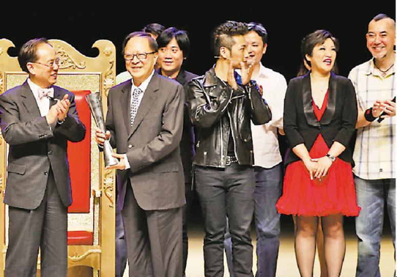 粵劇名伶任冰兒(右)獲頒「傑出藝術貢獻獎」,紫羅蓮(左)送上祝賀。(攝影/記者:鍾一虹)
粵劇名伶任冰兒(右)獲頒「傑出藝術貢獻獎」,紫羅蓮(左)送上祝賀。(攝影/記者:鍾一虹)