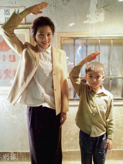 周秀娜於新片中飾演40歲媽媽,與7歲童星鬥戲。(微博圖片) 周秀娜於新片中飾演40歲媽媽,與7歲童星鬥戲。(微博圖片)