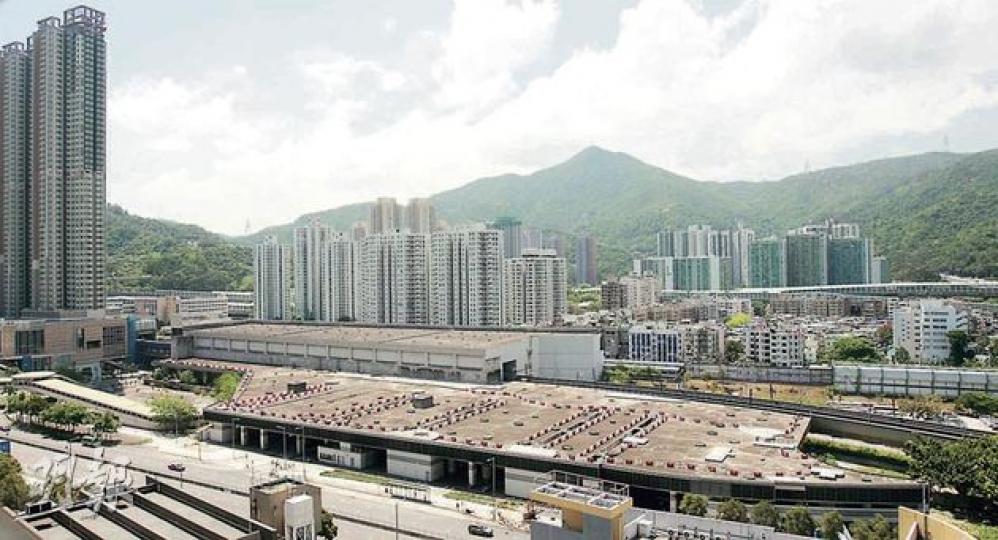 大圍港鐵站上蓋項目昨日截收意向書,最終接獲15份,大型發展商包括長實、新地及恒地等均有遞交意向書;圖左為長實大圍車廠名城項目。(鄧宗弘攝) 大圍港鐵站上蓋項目昨日截收意向書,最終接獲15份,大型發展商包括長實、新地及恒地等均有遞交意向書;圖左為長實大圍車廠名城項目。(鄧宗弘攝)