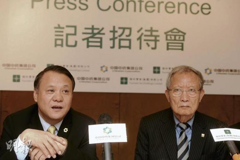 福田實業創辦人夏松芳(右)說,自己分文不收出讓公司控制權予央企中紡,是出於對福田未來生存和發展的考慮。圖左為中國中紡集團董事趙博雅。(尹錦恩攝) 福田實業創辦人夏松芳(右)說,自己分文不收出讓公司控制權予央企中紡,是出於對福田未來生存和發展的考慮。圖左為中國中紡集團董事趙博雅。(尹錦恩攝)