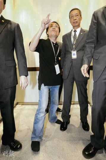 一名60歲男子(圖中)昨日在立法會會議廳擲出一雙鞋、一張紙及一本書,最終被警方拘捕,指他涉違藐視罪。(余俊亮攝) 一名60歲男子(圖中)昨日在立法會會議廳擲出一雙鞋、一張紙及一本書,最終被警方拘捕,指他涉違藐視罪。(余俊亮攝)