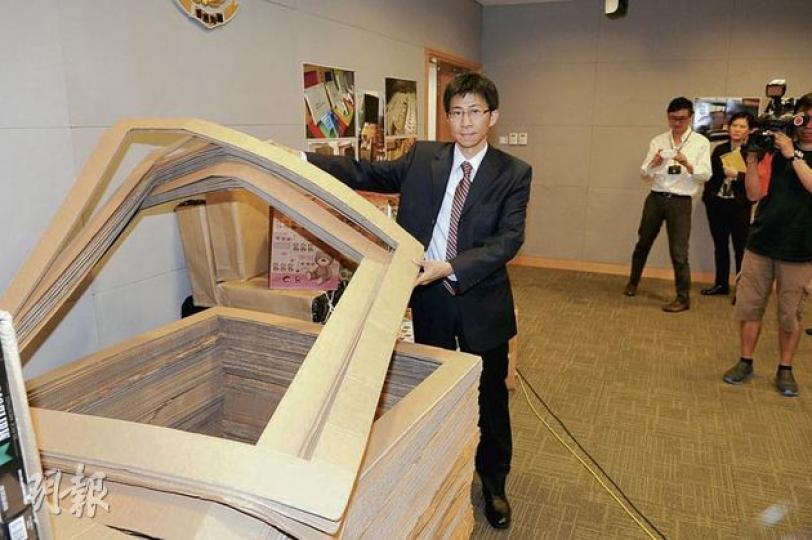 海關指揮官李遠文介紹,走私集團將香煙藏進空心紙皮,過關時報稱運紙皮,意圖瞞天過海。(衛永康攝) 海關指揮官李遠文介紹,走私集團將香煙藏進空心紙皮,過關時報稱運紙皮,意圖瞞天過海。(衛永康攝)