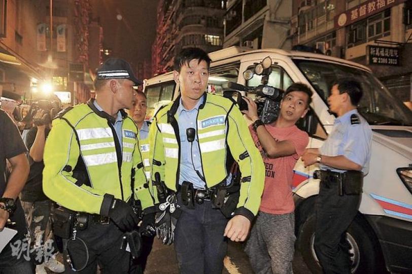 於事件中開槍的交通警員(右),事後向到場探員解釋事件經過。(衛永康攝) 於事件中開槍的交通警員(右),事後向到場探員解釋事件經過。(衛永康攝)