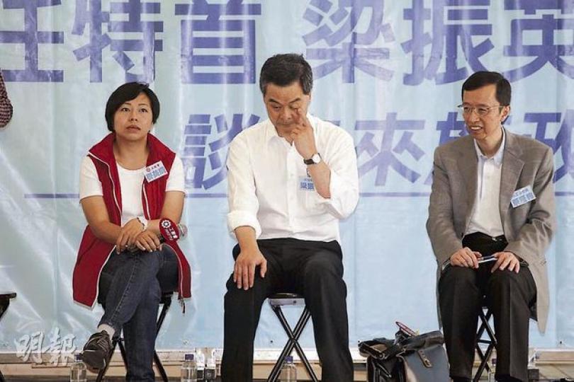 候任特首梁振英(中)昨到青衣出席居民論壇,透露正構思推出針對35歲或以下的年輕人住屋政策,但需考慮會否因而減少年輕人向上流動。左為工聯會葵青區議員麥美娟,右為房委會委員蔡涯棉。由於現場沒有冷氣,梁振英不時拭汗及抹眼。(李紹昌攝) 候任特首梁振英(中)昨到青衣出席居民論壇,透露正構思推出針對35歲或以下的年輕人住屋政策,但需考慮會否因而減少年輕人向上流動。左為工聯會葵青區議員麥美娟,右為房委會委員蔡涯棉。由於現場沒有冷氣,梁振英不時拭汗及抹眼。(李紹昌攝)
