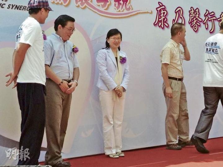 民政事務局副局長許曉暉(中)昨到大埔出席母親節活動,被問及會否出任下屆政府文化局長,她並無正面回應。(陳洛明攝) 民政事務局副局長許曉暉(中)昨到大埔出席母親節活動,被問及會否出任下屆政府文化局長,她並無正面回應。(陳洛明攝)