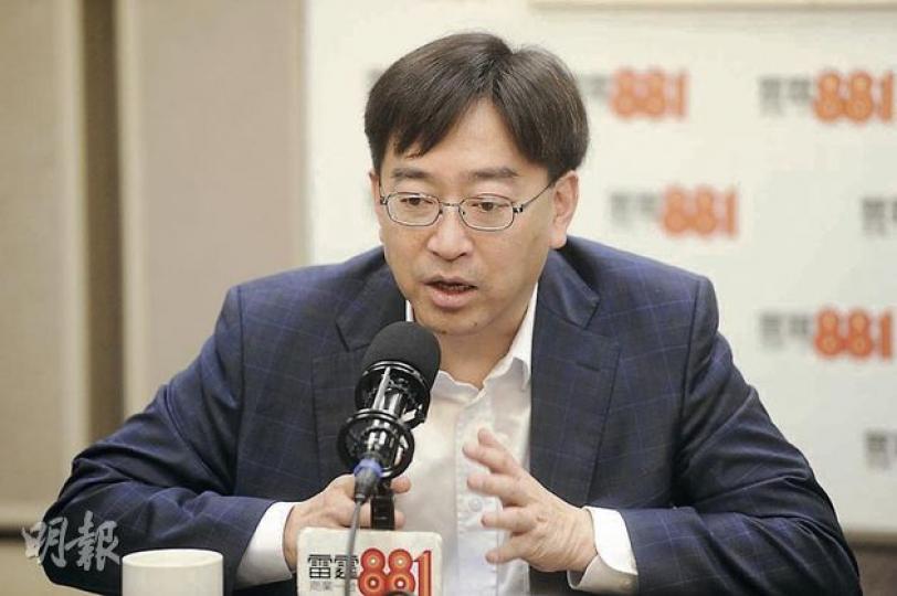 盛傳會出任下屆食衛局長的高永文表示,要維持本地醫療公私營的雙軌發展,但不能偏重任何一方,擔心若鐘擺過度,恐會造成反效果。(尹錦恩攝) 盛傳會出任下屆食衛局長的高永文表示,要維持本地醫療公私營的雙軌發展,但不能偏重任何一方,擔心若鐘擺過度,恐會造成反效果。(尹錦恩攝)