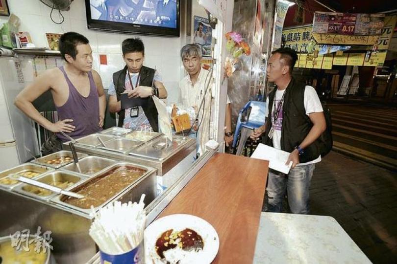 警方西九龍總區重案組探員昨重返長沙灣斬人及開槍案現場一帶,向商戶做問卷,並了解會否有閉路電視錄下案件經過或賊人逃走路線。(何家達攝) 警方西九龍總區重案組探員昨重返長沙灣斬人及開槍案現場一帶,向商戶做問卷,並了解會否有閉路電視錄下案件經過或賊人逃走路線。(何家達攝)