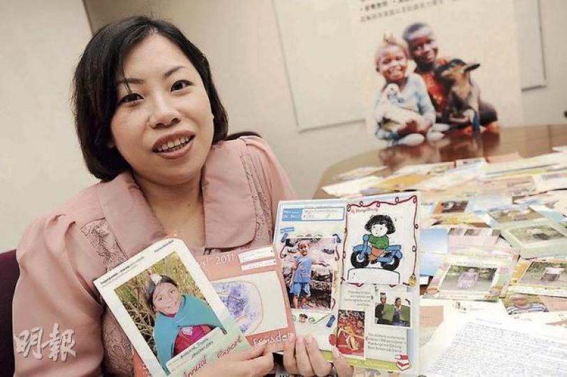 Erica透過宣明會助養了13名孩子,每名孩子的檔案和信件,她都珍而重之。 (尹錦恩攝) Erica透過宣明會助養了13名孩子,每名孩子的檔案和信件,她都珍而重之。 (尹錦恩攝)