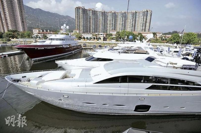 全球只得4艘、價值8000萬港元的Pershing92遊艇(前),昨日和今日會停泊在黃金海岸供市民參觀。(何家達攝) Pershing 92豪華遊艇上的客廳寬敞,而且有先進音響和電子設備。(何家達攝) 全球只得4艘、價值8000萬港元的Pershing92遊艇(前),昨日和今日會停泊在黃金海岸供市民參觀。(何家達攝) Pershing 92豪華遊艇上的客廳寬敞,而且有先進音響和電子設備。(何家達攝)
