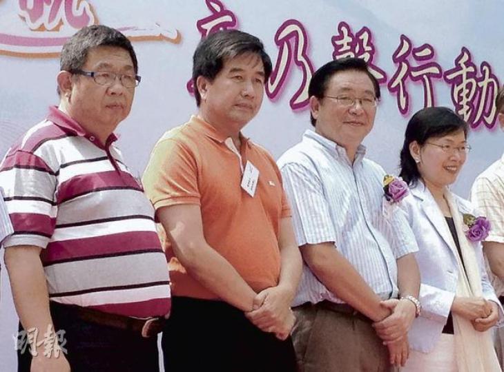 經濟動力林健鋒(右二)、大埔鄉事委員會主席文春輝(左一),以及大埔區議員邱榮光(左二)等出席母親節活動,其中邱以經濟動力成員身分出席。(陳洛明攝) 經濟動力林健鋒(右二)、大埔鄉事委員會主席文春輝(左一),以及大埔區議員邱榮光(左二)等出席母親節活動,其中邱以經濟動力成員身分出席。(陳洛明攝)