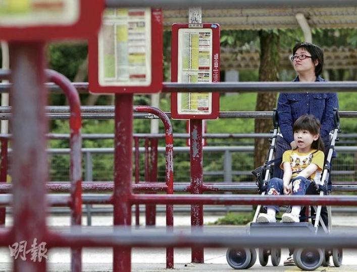 甄女士強調,8歲大的女兒欣欣雖不如其他學童可「紮紮跳」,但都希望多帶她出外活動,現時女兒乘搭交通工具可享半價優惠,但2元乘車優惠落實後,卻不成受惠之列,希望政府可一視同仁。(林振東攝) 甄女士強調,8歲大的女兒欣欣雖不如其他學童可「紮紮跳」,但都希望多帶她出外活動,現時女兒乘搭交通工具可享半價優惠,但2元乘車優惠落實後,卻不成受惠之列,希望政府可一視同仁。(林振東攝)