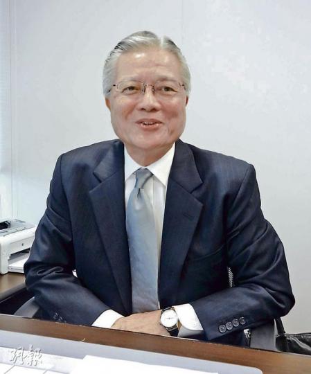 自由黨立會議員方剛指出,國際品牌來港搶位,本地品牌無機會發展,期望新一屆政府開拓更多零售點,紓緩租金高企情况。(梁家欣攝) (明報製圖) 自由黨立會議員方剛指出,國際品牌來港搶位,本地品牌無機會發展,期望新一屆政府開拓更多零售點,紓緩租金高企情况。(梁家欣攝) (明報製圖)