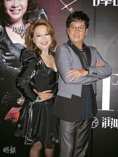 阿倫與杜麗莎預告在演唱會有突破性演出。（攝影/記者：孫慧莊） 阿倫前晚與母親及家姐、妹妹一起慶祝母親節。（微博圖片）