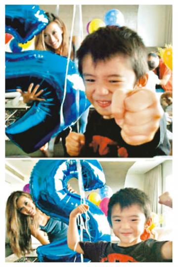 Lucas扮大隻佬又揮拳，表情多多；姑姐婷婷則在後面拿着巨型汽球，可見兩人玩得很開心。（微博圖片） 栢芝就算抱着Quintus自拍也沒有難度。（微博圖片）