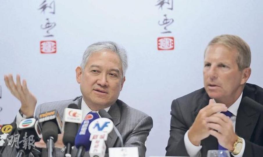 利豐主席馮國綸(左)表示，世界經濟轉弱令利豐收購機會增多。圖右為總裁樂裕民。(劉焌陶攝)