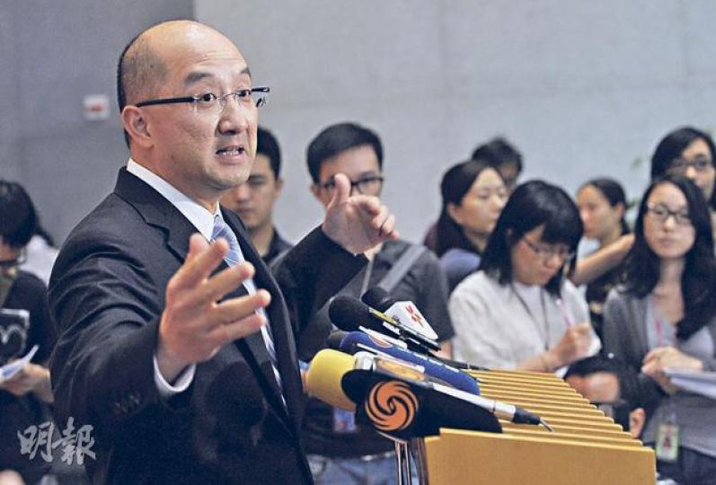 政制及內地事務局長譚志源（前）表示，建議加薪8.1％的幅度屬溫和，因為加幅已考慮到過去10年的通脹等因素。不過，有學者批評真正加幅為14.2％，公眾難以接受。（余俊亮攝）