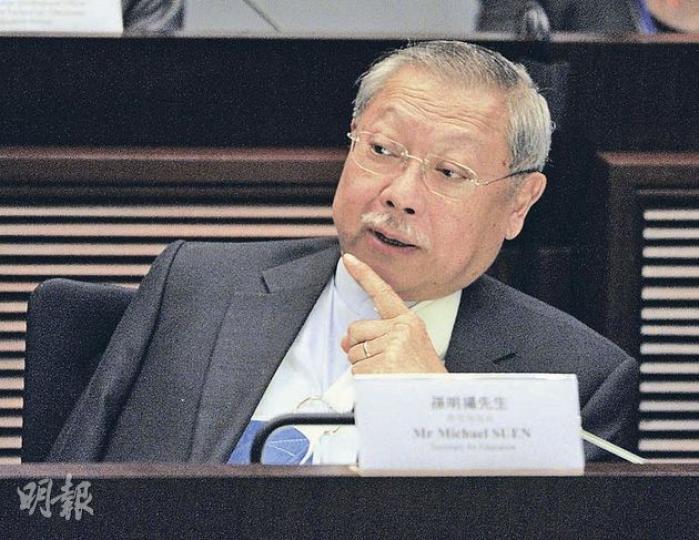 教育局長孫明揚「釜底抽薪」推5000萬元電子書計劃圖減書價，但被議員質疑只顧開發電子書忽略學校缺乏硬件配套。（余俊亮攝）