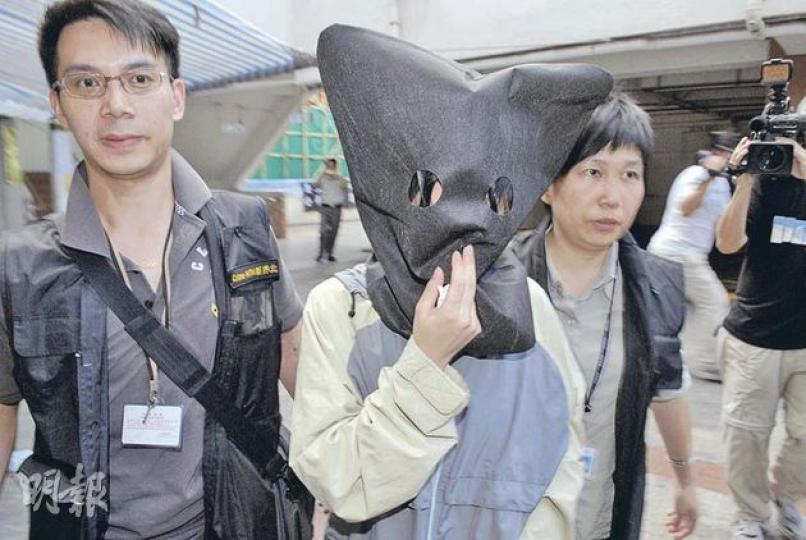 探員昨午將年僅15歲讀中三的女疑犯，以黑布蒙頭押返沙田瀝源邨寓所搜查。（伍浦鋒攝） 警方起出部分懷疑冒牌貨品，包括手機及背囊等。（伍浦鋒攝）