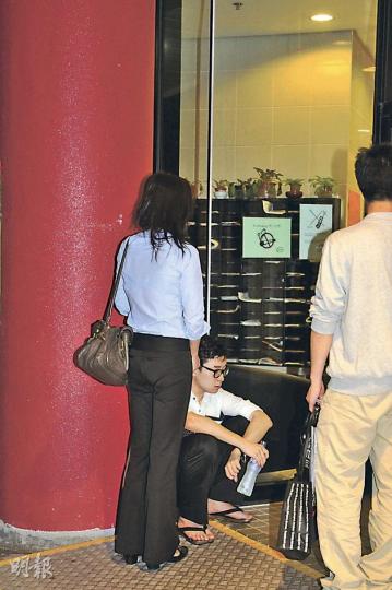 科技大學一名內地女生在宿舍自縊，事後死者朋友到場了解情况。（衛永康攝） 科技大學第6座學生宿舍昨日有內地女生在廁所內吊頸斃命。（衛永康攝）