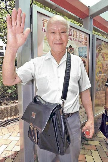 馬頭圍道倒塌大廈的裝修承建商朱偉榮被票控違反建築物條例，昨日出席審訊時心情不錯。（尹錦恩攝）