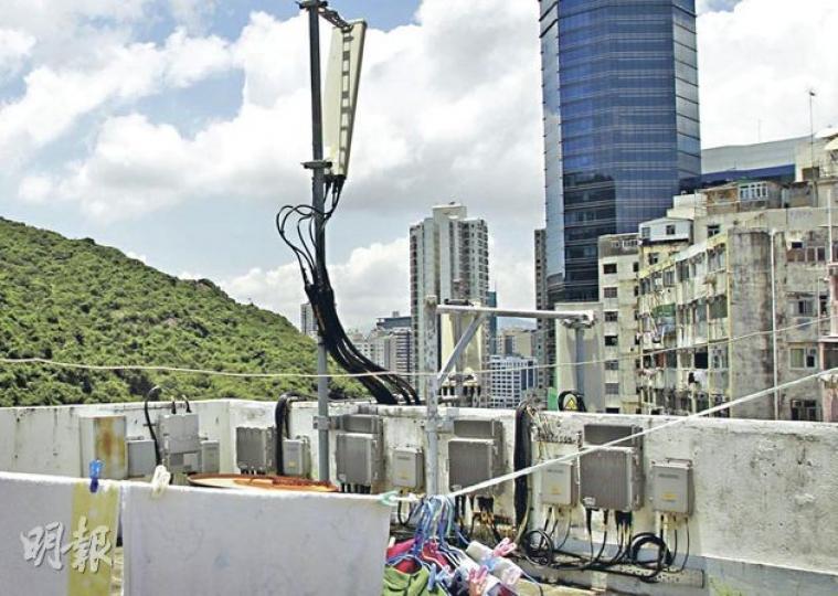 鰂魚涌一大廈天台裝設了至少7發射站，理大電機工程系教授鄭家偉稱，發射站發出高頻電波就如微波爐，人體長期暴露於高輻射環境有致癌風險。（林振東攝）