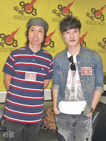 樂隊Mr.成員Alan(右)唇上長大瘡,遭隊友Dash取笑無知。(攝影/記者:梁榮達) 樂隊Mr.成員Alan(右)唇上長大瘡,遭隊友Dash取笑無知。(攝影/記者:梁榮達)