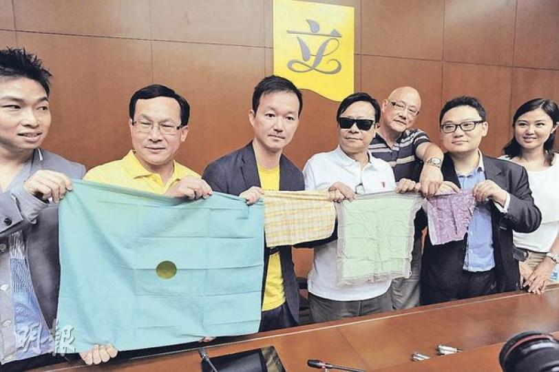 人民力量今午發起千人集會聲援拉布,呼籲參與者齊齊帶布以支持拉布之用。右二起:主席劉嘉鴻、陳偉業和黃毓民。(尹錦恩攝) 人民力量今午發起千人集會聲援拉布,呼籲參與者齊齊帶布以支持拉布之用。右二起:主席劉嘉鴻、陳偉業和黃毓民。(尹錦恩攝)