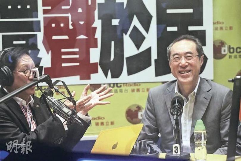 在特首選舉中落敗的唐英年(右)昨日接受鄭經翰(左)電台節目訪問。唐英年說,近日他的約道大宅被廉署調查及其妻子家族工廠天台被揭發僭建等事,都「予人有秋後算帳的觀感」。(李紹昌攝) 在特首選舉中落敗的唐英年(右)昨日接受鄭經翰(左)電台節目訪問。唐英年說,近日他的約道大宅被廉署調查及其妻子家族工廠天台被揭發僭建等事,都「予人有秋後算帳的觀感」。(李紹昌攝)