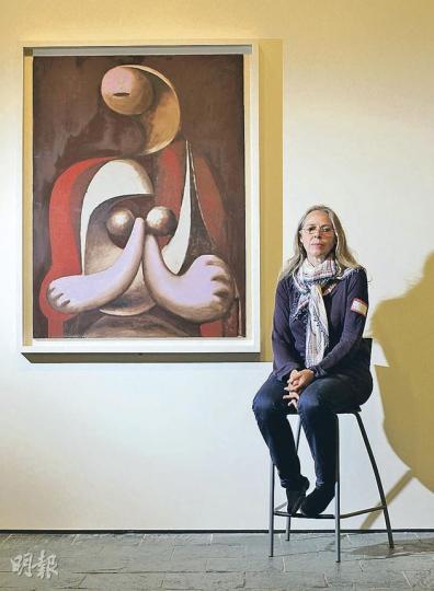 巴黎國立畢加索藝術館館長Anne Baldassari表示,畢加索作品運到香港和世界各地展出,目標是籌募3700萬歐元(3.67億港元)供傅物館翻新之用,展品明年夏季回歸巴黎後,相信未來30年內不會再出國,故今次展覽是機會難逢。圖為畢加索的《坐紅色扶椅的女子》。(李澤彤攝) 巴黎國立畢加索藝術館館長Anne Baldassari(左二)昨主持畢加索展品的開箱儀式,圖中雕塑展品名為《留鬍子男人的半身像》。(李澤彤攝) 巴黎國立畢加索藝術館館長Anne Baldassari表示,畢加索作品運到香港和世界各地展出,目標是籌募3700萬歐元(3.67億港元)供傅物館翻新之用,展品明年夏季回歸巴黎後,相信未來30年內不會再出國,故今次展覽是機會難逢。圖為畢加索的《坐紅色扶椅的女子》。(李澤彤攝) 巴黎國立畢加索藝術館館長Anne Baldassari(左二)昨主持畢加索展品的開箱儀式,圖中雕塑展品名為《留鬍子男人的半身像》。(李澤彤攝)
