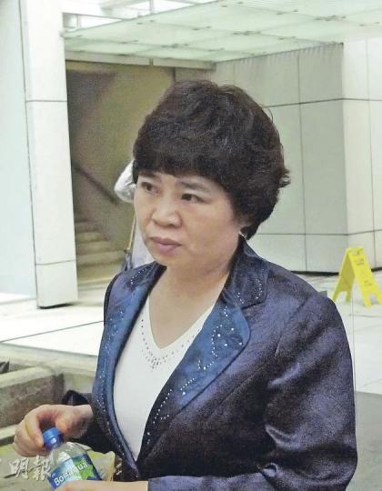 北京女富商郝婷昨被星展一方指迴避問題,簡單是非題也答得長篇大論,她遭勸喻後續接受盤問,反指「法官不准我講」,法官再次着她聽清楚問題再作答。(何偉畧攝) 北京女富商郝婷昨被星展一方指迴避問題,簡單是非題也答得長篇大論,她遭勸喻後續接受盤問,反指「法官不准我講」,法官再次着她聽清楚問題再作答。(何偉畧攝)