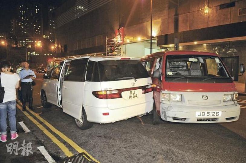 毒販一度倒駛白色七人房車圖突圍,結果撞上警方紅色客貨車。(蔡方山攝) 毒販一度倒駛白色七人房車圖突圍,結果撞上警方紅色客貨車。(蔡方山攝)