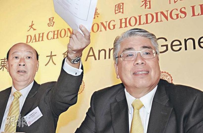 大昌行行政總裁葉滿堂(右)表示,首季賓利汽車銷售壓力較大,但仍維持全年賓利銷量雙位數字增長的目標。圖左為主席許應斌。(劉焌陶攝) 大昌行行政總裁葉滿堂(右)表示,首季賓利汽車銷售壓力較大,但仍維持全年賓利銷量雙位數字增長的目標。圖左為主席許應斌。(劉焌陶攝)