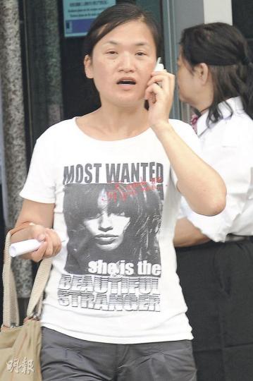 日本華僑周小姐租住浪澄灣兩年,雖感本港樓價高,但為避免再支付高租金,仍決定入市置業。(劉焌陶攝) 本身已是浪澄灣業主的林先生,認為恒隆開價合理,故昨日再購入一伙。(劉焌陶攝) 日本華僑周小姐租住浪澄灣兩年,雖感本港樓價高,但為避免再支付高租金,仍決定入市置業。(劉焌陶攝) 本身已是浪澄灣業主的林先生,認為恒隆開價合理,故昨日再購入一伙。(劉焌陶攝)