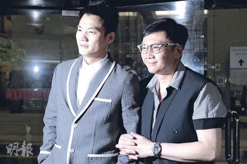 雖然次被告盧昕傑(左)承認被「契爺」劉定成(右)拍下裸照而聽命行事,恐嚇兼職模特兒D,但未有影響兩人的關係,劉昨日更拉着盧的手拍照,盧更等候劉一同午膳。劉定成並向記者數算一身十數萬元的名牌,包括「I.T」黑白眼鏡、蕭邦手表。(郭慶輝攝) 雖然次被告盧昕傑(左)承認被「契爺」劉定成(右)拍下裸照而聽命行事,恐嚇兼職模特兒D,但未有影響兩人的關係,劉昨日更拉着盧的手拍照,盧更等候劉一同午膳。劉定成並向記者數算一身十數萬元的名牌,包括「I.T」黑白眼鏡、蕭邦手表。(郭慶輝攝)
