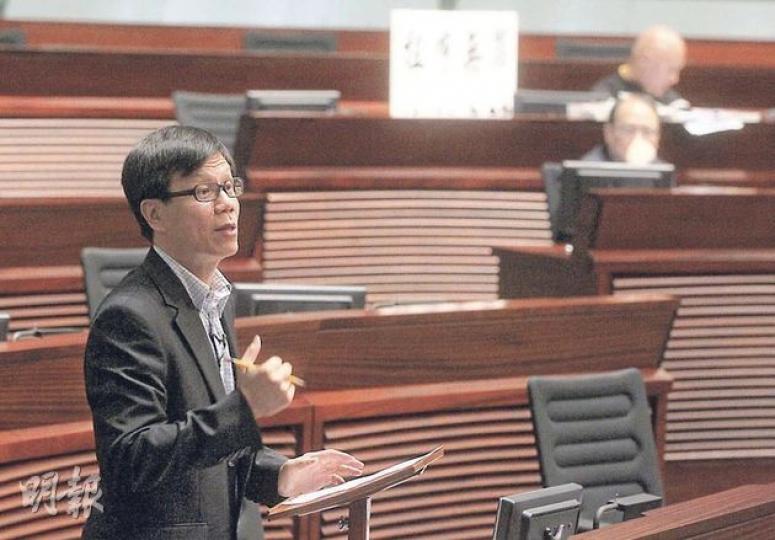 獨立議員鄭家富(圖)昨首次加入拉布,他不滿民建聯劉江華開會期間閱讀疑與會議無關的書。(李澤彤攝) 民建聯劉江華被指閱讀疑似《詩經》,劉稱只是看《民主與領袖》(圖),遭梁國雄稱他臨時「換書」。(李澤彤攝) 獨立議員鄭家富(圖)昨首次加入拉布,他不滿民建聯劉江華開會期間閱讀疑與會議無關的書。(李澤彤攝) 民建聯劉江華被指閱讀疑似《詩經》,劉稱只是看《民主與領袖》(圖),遭梁國雄稱他臨時「換書」。(李澤彤攝)