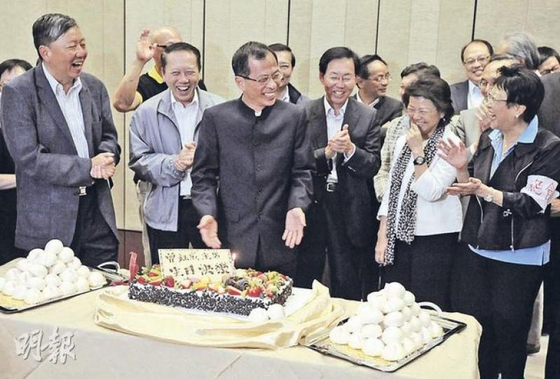 立法會昨日再度拉布,並首次通宵開會,建制泛民對陣,但也有輕鬆一面,至今日凌晨適逢立法會主席曾鈺成(左三)生日,秘書處安排了蛋糕壽包與議員齊慶祝。而工黨主席李卓人(左一)昨晚則加入拉布。(何家達攝) 人民力量發動撐拉布行動,昨午支持者將帶來的布連在一起,在立法會外揮動。(李紹昌攝) 立法會議員通宵開會,聲援的人民力量與社民連支持者在立法會停車場外繼續集會,並以激光投射「橕(撐)拉布」字眼於政府總部牆上。(何家達攝) 立法會外的反拉布示威者(圖)昨午不斷與人民力量互罵對峙,以大聲公叫囂,部分示威者自 立法會昨日再度拉布,並首次通宵開會,建制泛民對陣,但也有輕鬆一面,至今日凌晨適逢立法會主席曾鈺成(左三)生日,秘書處安排了蛋糕壽包與議員齊慶祝。而工黨主席李卓人(左一)昨晚則加入拉布。(何家達攝) 人民力量發動撐拉布行動,昨午支持者將帶來的布連在一起,在立法會外揮動。(李紹昌攝) 立法會議員通宵開會,聲援的人民力量與社民連支持者在立法會停車場外繼續集會,並以激光投射「橕(撐)拉布」字眼於政府總部牆上。(何家達攝) 立法會外的反拉布示威者(圖)昨午不斷與人民力量互罵對峙,以大聲公叫囂,部分示威者自