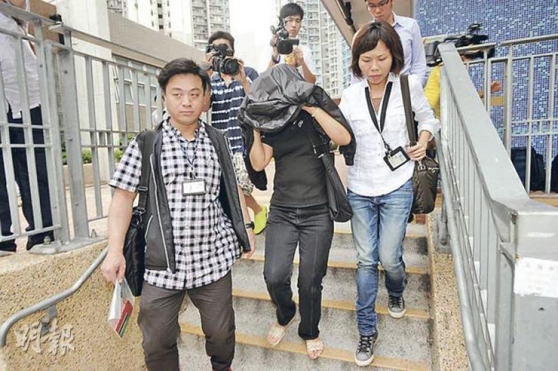 警方接獲勞工處轉介,懷疑梁婦以假支票作為入息證明申請交津,警方昨日到梁位於彩德邨彩義樓的寓所將她拘捕。(樊銳昌攝) 警方接獲勞工處轉介,懷疑梁婦以假支票作為入息證明申請交津,警方昨日到梁位於彩德邨彩義樓的寓所將她拘捕。(樊銳昌攝)