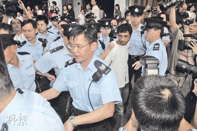 身纏電線闖入港鐵列車駕駛室的巴漢,事後由近20名警員包圍,帶離中環站返回警署扣查。(伍浦鋒攝) 港鐵中環站「恐襲」驚魂中,警方一度出動近百警力到場調查,當中更包括反恐特勤隊及爆炸品處理組(圖中黑衣者)。(林錫禮攝) 身纏電線闖入港鐵列車駕駛室的巴漢,事後由近20名警員包圍,帶離中環站返回警署扣查。(伍浦鋒攝) 港鐵中環站「恐襲」驚魂中,警方一度出動近百警力到場調查,當中更包括反恐特勤隊及爆炸品處理組(圖中黑衣者)。(林錫禮攝)