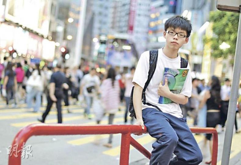 現年15歲的學民思潮召集人黃之鋒,雖然一臉青澀,但能從容面對記者提問,坦言過去一年的行動反令他改善邏輯思維、中文能力,有助應付通識需求,不感壓力影響學業。(李澤彤攝) 現年15歲的學民思潮召集人黃之鋒,雖然一臉青澀,但能從容面對記者提問,坦言過去一年的行動反令他改善邏輯思維、中文能力,有助應付通識需求,不感壓力影響學業。(李澤彤攝)