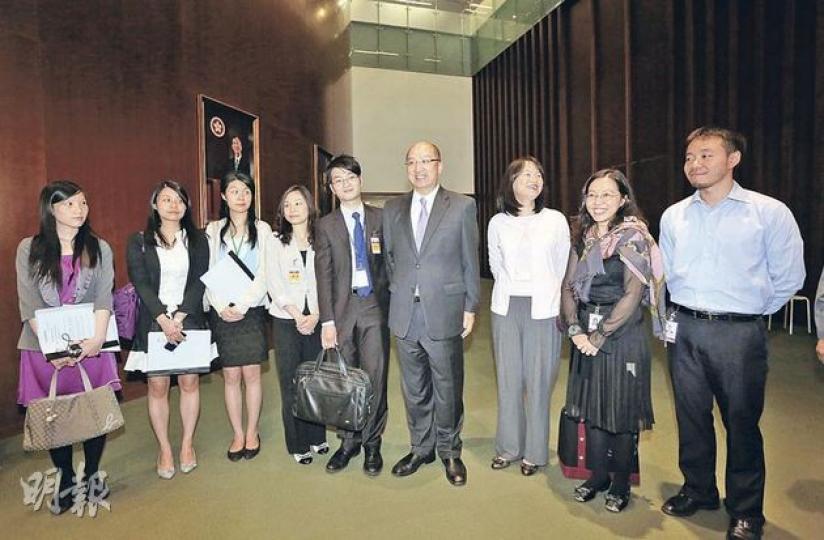 政制及內地事務局長譚志源(右四)、副局長黃靜文(右三)、特首辦特別助理陳岳鵬(右一)與負責留守立法會的政務官跟記者見面。(李澤彤攝) 政制及內地事務局長譚志源(右四)、副局長黃靜文(右三)、特首辦特別助理陳岳鵬(右一)與負責留守立法會的政務官跟記者見面。(李澤彤攝)